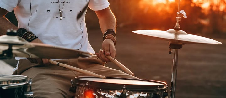Kuvitus artikkeliin: Musiikkivideotuotanto: viisi vinkkiä suunnitteluun