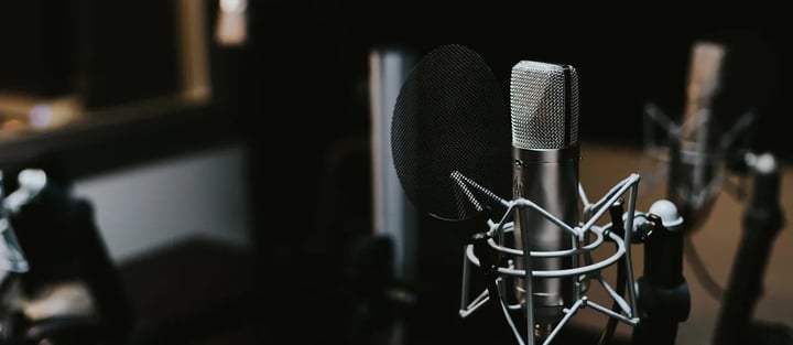 Podcast yrityksille – kannattaako yrityksellä olla oma podcast?