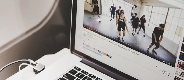 Kuvitus artikkeliin: Videomarkkinointi ja somekanavat: oikean kanavan valinta