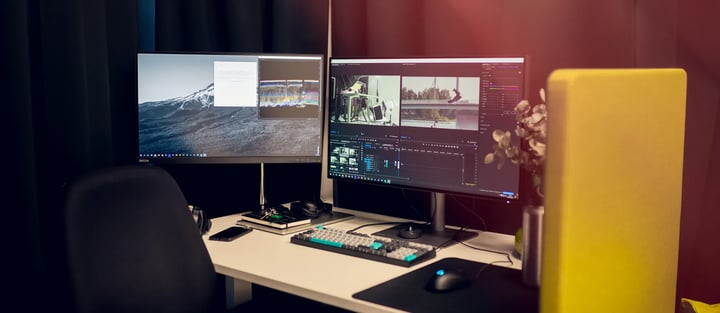 Kuvitus artikkeliin: Miksi ja miten videot kannattaa tekstittää vuonna 2026?