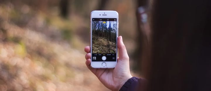 Kuvitus artikkeliin: Videokuvaus puhelimella: parhaat työkalut yritykselle