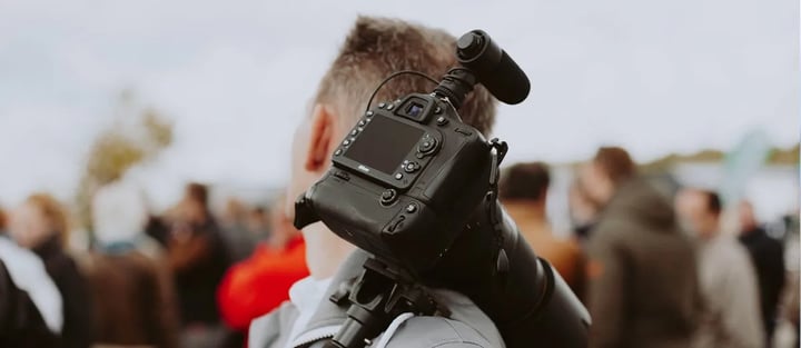 Kuvitus artikkeliin: Helppo videokalusto yritykselle: mitä oikeasti tarvitaan?